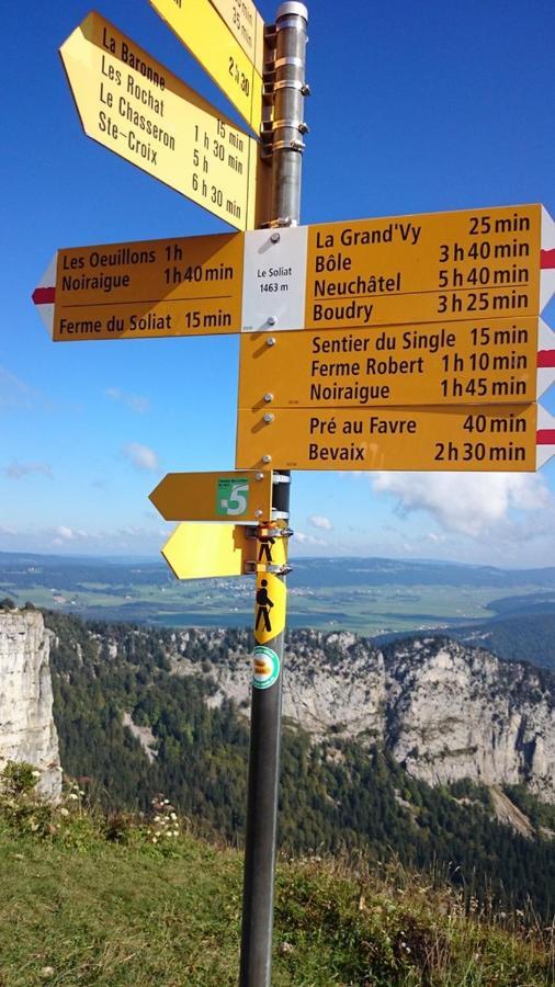 Halte Au Pied Du Creux Du Van Travers Екстериор снимка