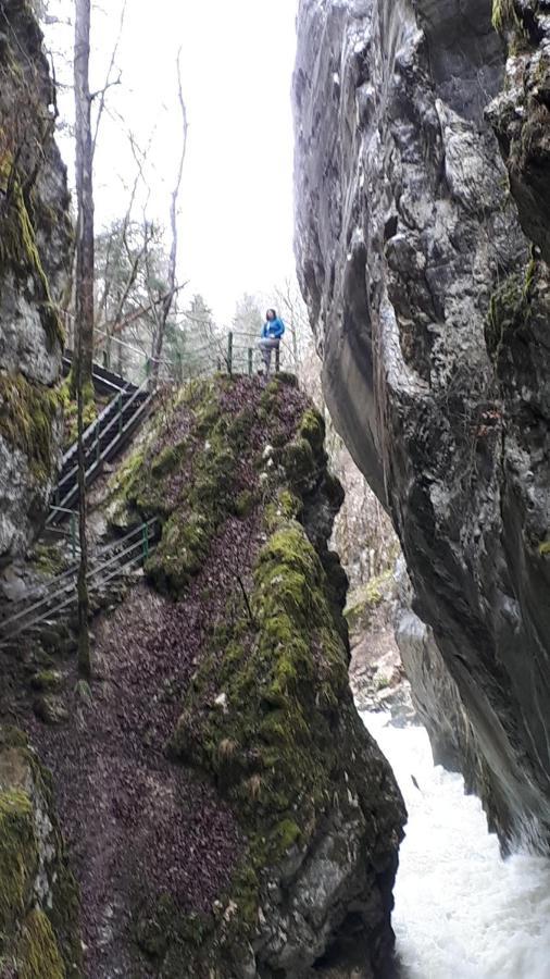 Halte Au Pied Du Creux Du Van Travers Екстериор снимка
