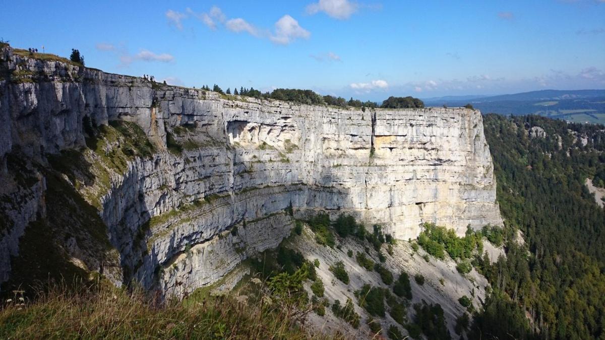 Halte Au Pied Du Creux Du Van Travers Екстериор снимка